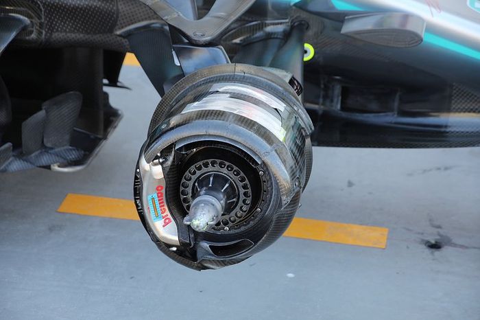 Detalle de los frenos delanteros del Mercedes AMG F1 W10