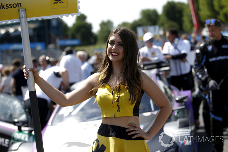 La grid girl di Joel Eriksson, BMW Team RBM