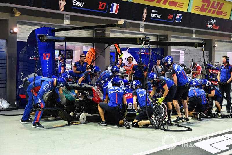 Brendon Hartley, Scuderia Toro Rosso STR13 pit stop