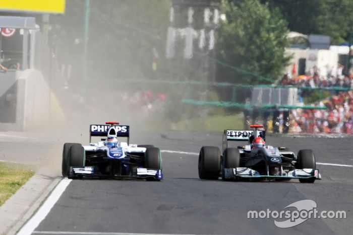 Michael Schumacher, Mercedes GP MGP W01 y Rubens Barrichello, Williams FW32