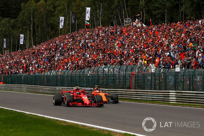 Kimi Raikkonen, Ferrari SF71H y Stoffel Vandoorne, McLaren MCL33 battle