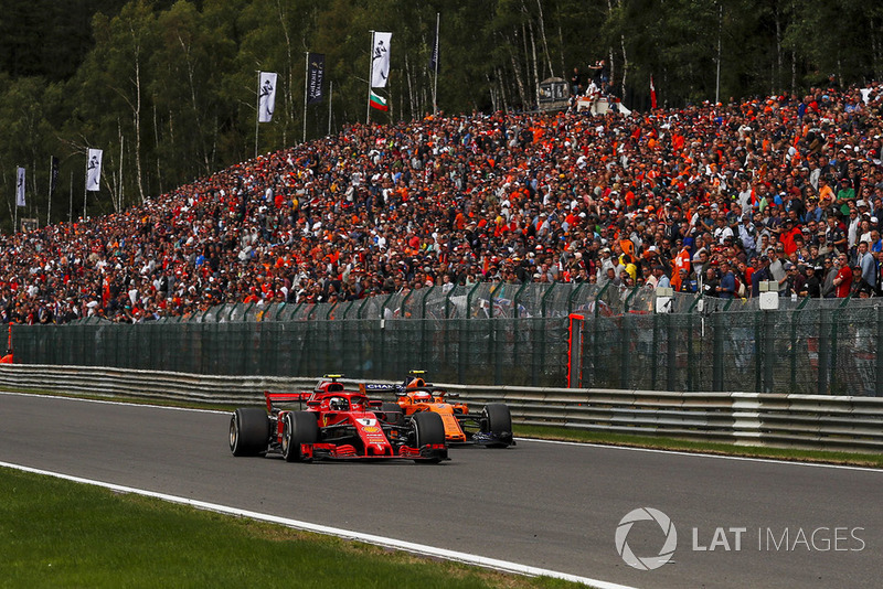 Kimi Raikkonen, Ferrari SF71H y Stoffel Vandoorne, McLaren MCL33 battle