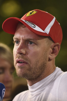 Sebastian Vettel, Ferrari, parla con i media