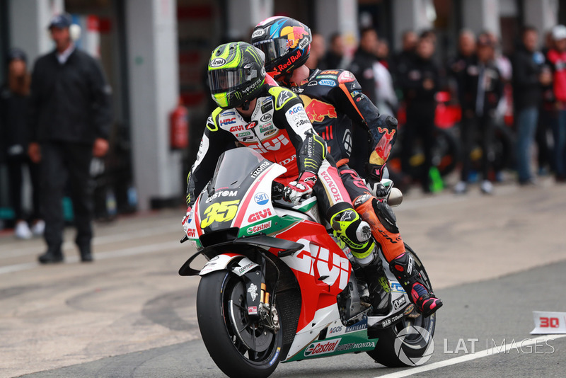 Bradley Smith, Red Bull KTM Factory Racing, es llevado al box por Crutchlow después de la caída
