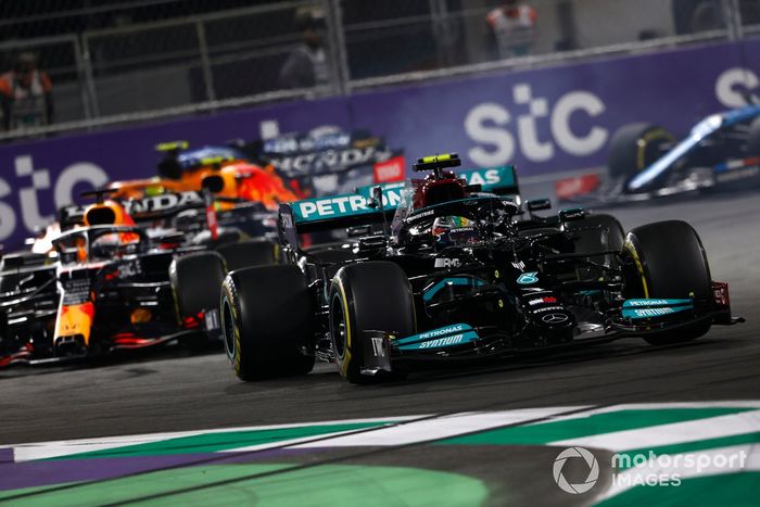 Lewis Hamilton, Mercedes W12, Valtteri Bottas, Mercedes W12, Max Verstappen, Red Bull Racing RB16B, y el resto de la parrilla