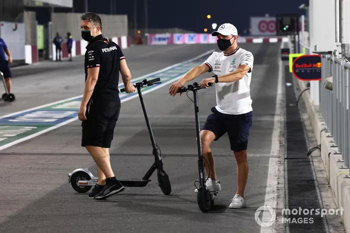 Valtteri Bottas, Mercedes recorre la pista en patinete