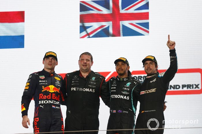 Podio: segundo lugar Max Verstappen, Red Bull Racing, ganador Lewis Hamilton, Mercedes, tercer lugar Fernando Alonso, Alpine F1