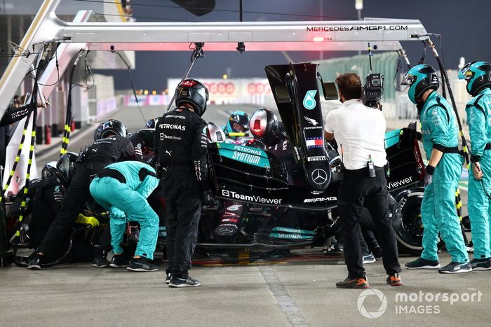Valtteri Bottas, Mercedes W12, sufre un cambio de alerón tras un pinchazo