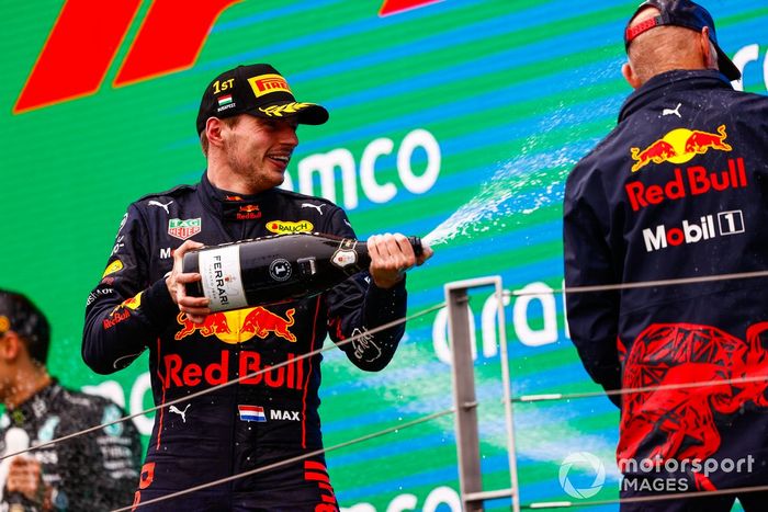 Podio: ganador Max Verstappen, Red Bull Racing,  Adrian Newey, Jefe de Tecnología Red Bull Racing