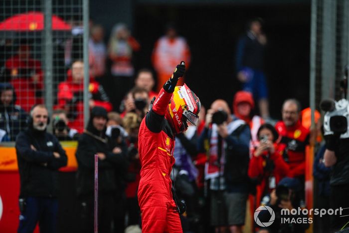 Ganador de la pole, Carlos Sainz, de Ferrari celebra