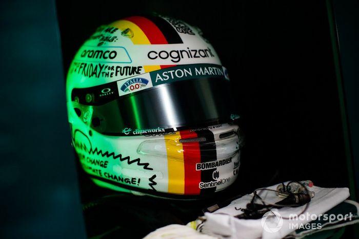 Sebastian Vettel, Aston Martin, detalle del casco y los guantes