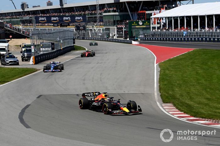 Max Verstappen, Red Bull Racing RB18, Fernando Alonso, Alpine A522, Carlos Sainz, Ferrari F1-75