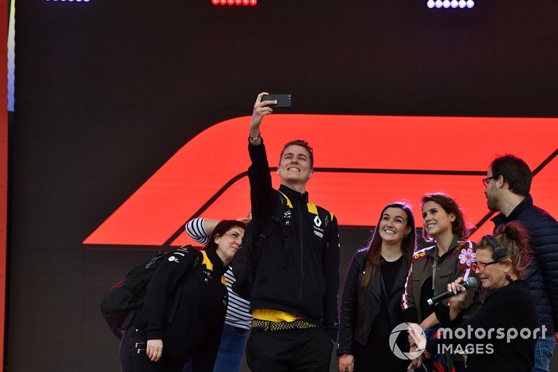 A Renault team member takes a group selfie