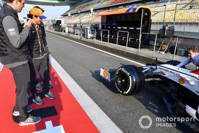 Carlos Sainz Jr., McLaren, observa el Alfa Romeo Racing C38