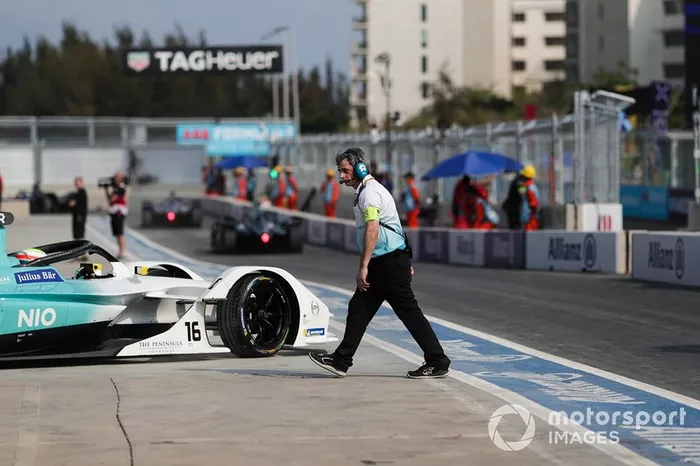 Un meccanico NIO si allontana mentre Oliver Turvey, NIO Formula E Team, NIO Sport 004, esce dal box
