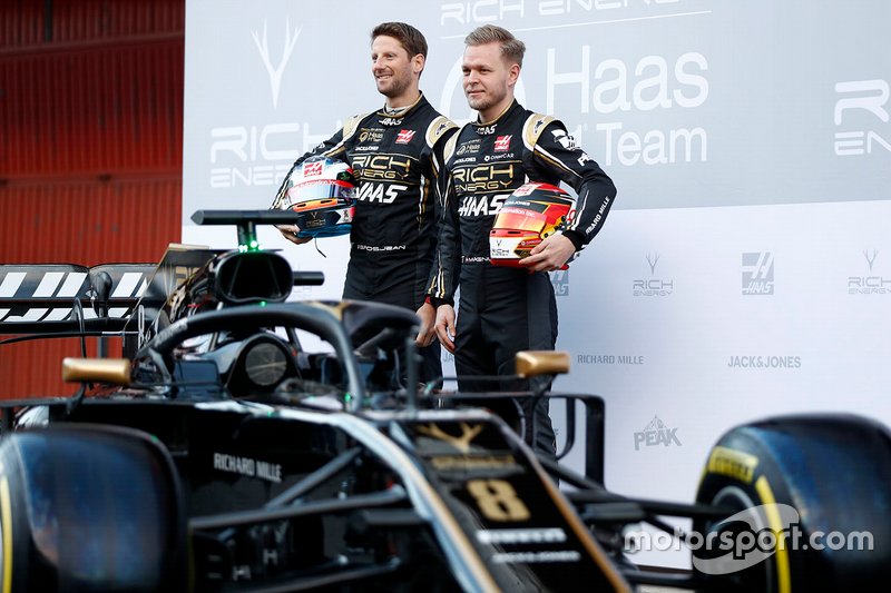 Гонщики Haas F1 Кевин Магнуссен и Ромен Грожан