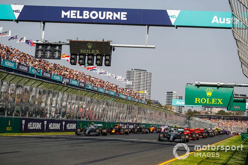 Il semaforo si spegne e Lewis Hamilton, Mercedes AMG F1 W10, precede Valtteri Bottas, Mercedes AMG W10, Sebastian Vettel, Ferrari SF90, Max Verstappen, Red Bull Racing RB15, ed il resto del gruppo alla partenza