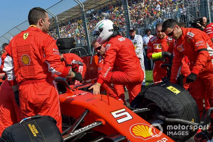 Sebastian Vettel, Ferrari, in griglia di partenza