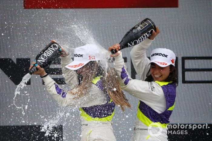 Podio: Ganadora de la carrera Marta García, tercer lugar Jamie Chadwick