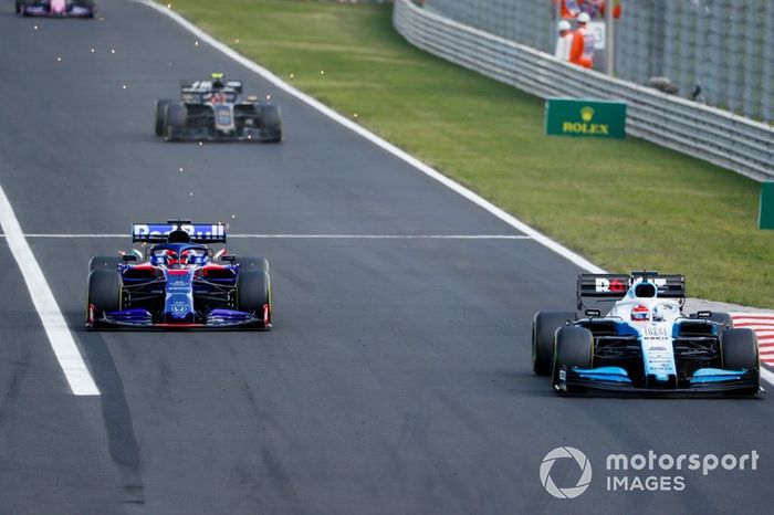 George Russell, Williams Racing FW42, lidera Daniil Kvyat, Toro Rosso STR14, y Kevin Magnussen, Haas F1 Team VF-19