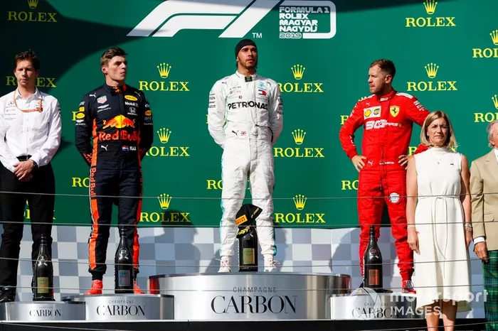 Podio: segundo lugar Max Verstappen, Red Bull Racing, ganador de la carrera Lewis Hamilton, Mercedes AMG F1, y el tercer lugar Sebastian Vettel, Ferrari