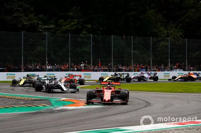 Charles Leclerc, Ferrari SF90, precede Lewis Hamilton, Mercedes AMG F1 W10, Valtteri Bottas, Mercedes AMG W10, Sebastian Vettel, Ferrari SF90, e il resto delle auto all'inizio della gara