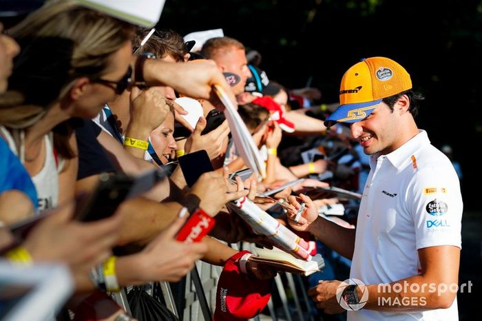 Carlos Sainz Jr., McLaren firma un autógrafo para un fan. 