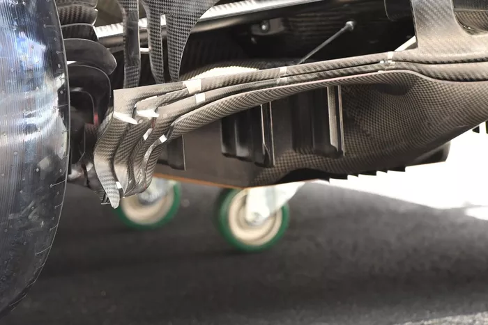 Detalle de la esquina exterior del difusor del Mercedes W12