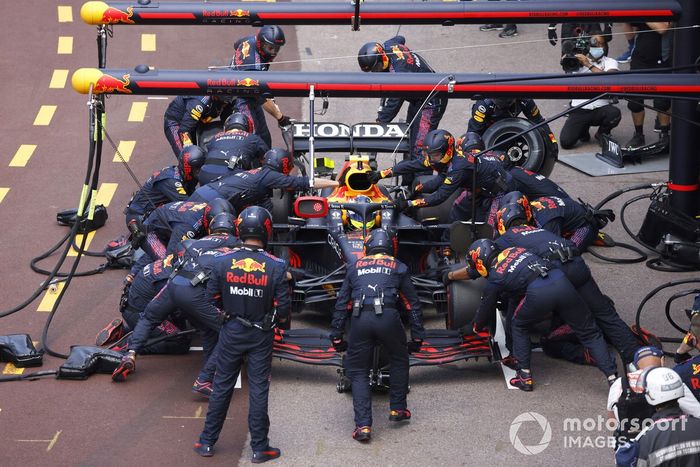 Sergio Pérez, Red Bull Racing RB16B,  pit stop