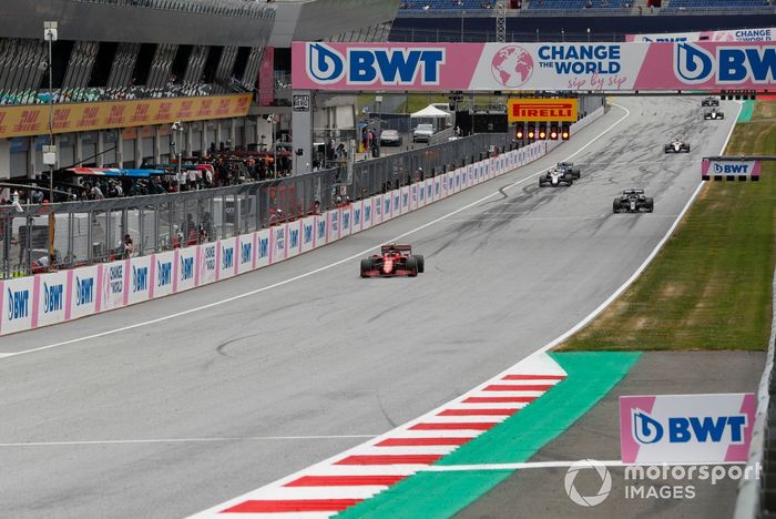 Carlos Sainz Jr., Ferrari SF21, Pierre Gasly, AlphaTauri AT02