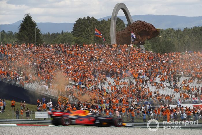 Los aficionados holandeses celebran la pole de Max Verstappen, RB16B de Red Bull Racing