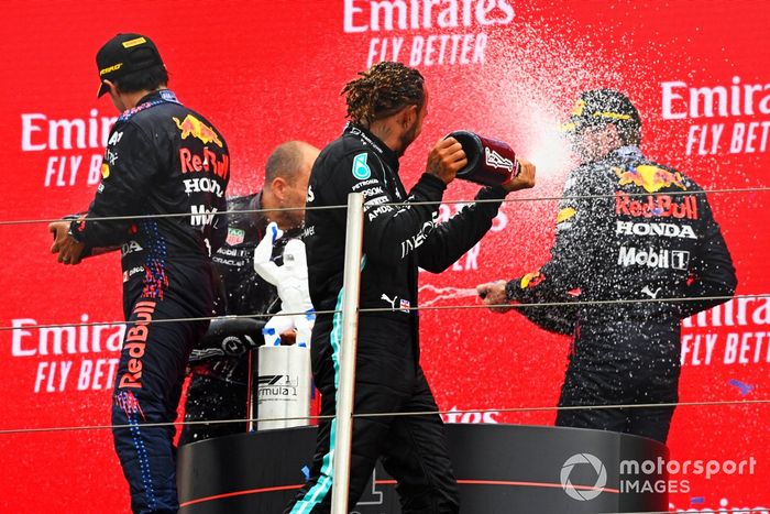 Podio: Gianpiero Lambiase, Ingeniero de carreras de Red Bull Racing, tercer lugar Sergio Pérez, Red Bull Racing, ganador de la carrera Max Verstappen, Red Bull Racing,  segundo lugar Lewis Hamilton, Mercedes