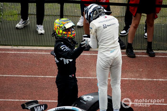 El ganador Edoardo Mortara, Venturi Racing, Stoffel Vandoorne, Mercedes-Benz EQ, segundo, se felicitan 