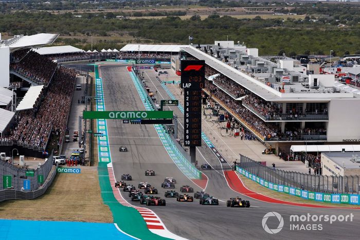 Max Verstappen, Red Bull Racing RB18, Carlos Sainz, Ferrari F1-75, Lewis Hamilton, Mercedes W13, George Russell, Mercedes W13, Lance Stroll, Aston Martin AMR22, Lando Norris, McLaren MCL36, el resto en la salida