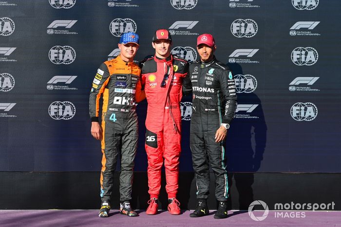 Lando Norris, McLaren, el poleman Charles Leclerc, Scuderia Ferrari, y Lewis Hamilton, Mercedes-AMG
