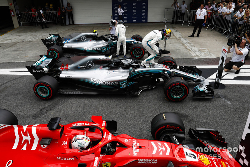 Lewis Hamilton, Mercedes AMG F1, celebra su pole position y Valtteri Bottas, Mercedes AMG F1 W09. y Sebastian Vettel, Ferrari SF71H.