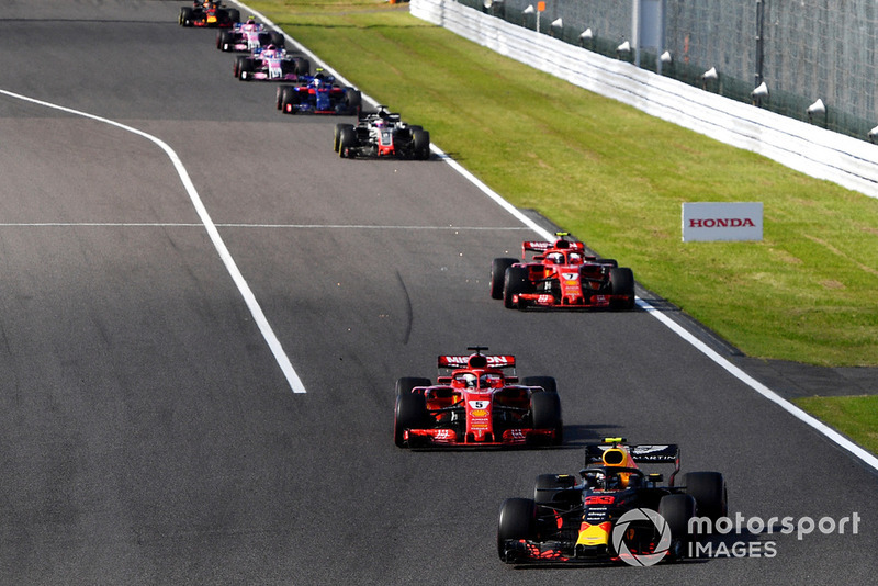 Max Verstappen, Red Bull Racing RB14 precede Sebastian Vettel, Ferrari SF71H