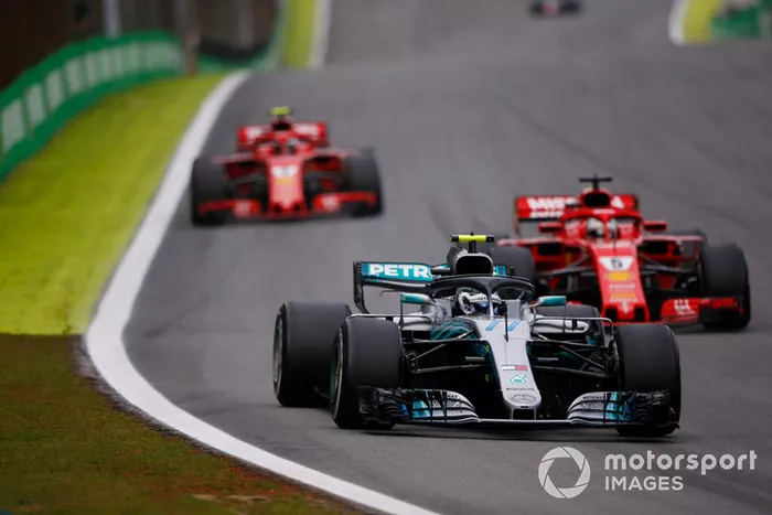 Valtteri Bottas, Mercedes AMG F1 W09, Sebastian Vettel, Ferrari SF71H, y Kimi Raikkonen, Ferrari SF71H. 