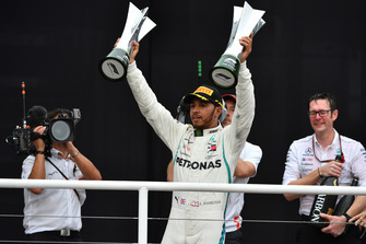 Lewis Hamilton, Mercedes AMG F1, festeggia sul podio con il trofeo