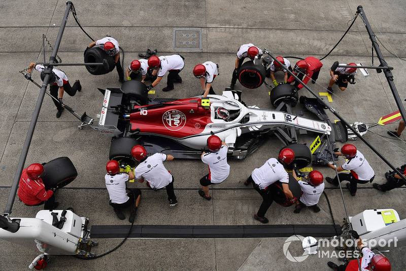 Charles Leclerc, Sauber C37 pit stop