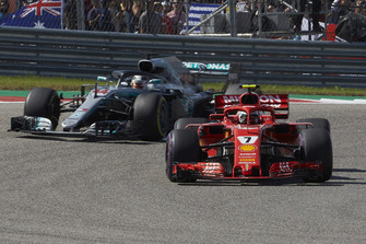 Kimi Raikkonen, Ferrari SF71H, devant Lewis Hamilton, Mercedes AMG F1 W09 EQ Power+