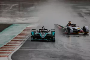 Mitch Evans, Panasonic Jaguar Racing, Jaguar I-Type 3 devance Daniel Abt, Audi Sport ABT Schaeffler, Audi e-tron FE05, qui part en tête-à-queue