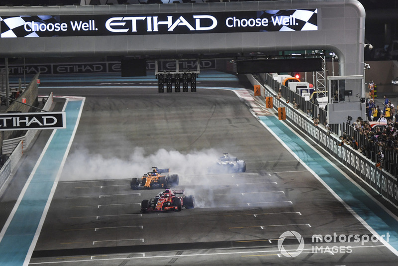 Lewis Hamilton, Mercedes-AMG F1 W09, Sebastian Vettel, Ferrari SF71H y Fernando Alonso, McLaren MCL33 hacen donuts al final de la carrera