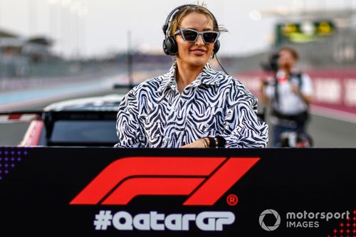 Um DJ actua na grelha 