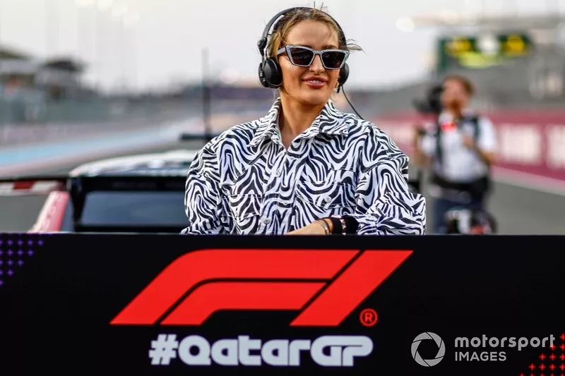 Un DJ se produit sur la grille 