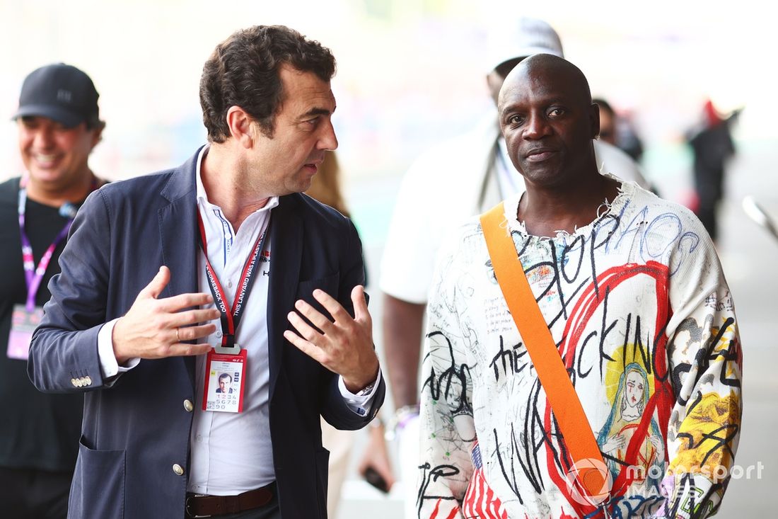 Alberto Longo, zastępca dyrektora generalnego, dyrektor ds. mistrzostw, Formuła E, spaceruje wzdłuż pit lane z Akonem
