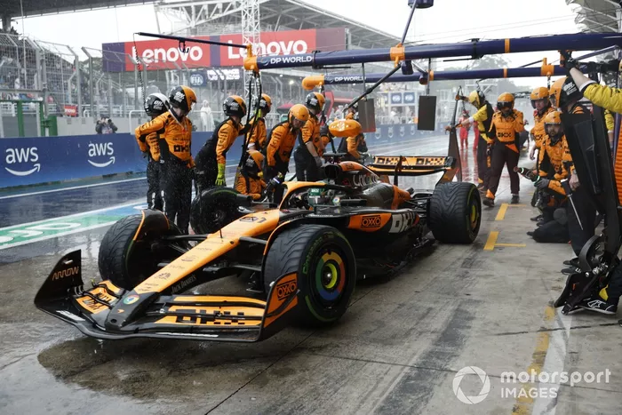 Oscar Piastri, McLaren MCL38, sale de su box
