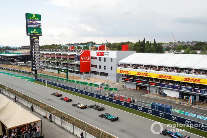 Max Verstappen, Red Bull Racing RB19, Carlos Sainz, Ferrari SF-23, Lando Norris, McLaren MCL60, Lewis Hamilton, Mercedes F1 W14, Lance Stroll, Aston Martin AMR23, el resto de la parrilla en la salida.