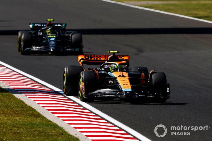 Lando Norris, McLaren MCL60, Lewis Hamilton, Mercedes F1 W14