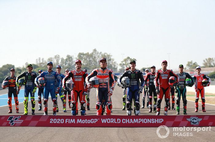 Foto de familia de los pilotos de MotoGP 2020